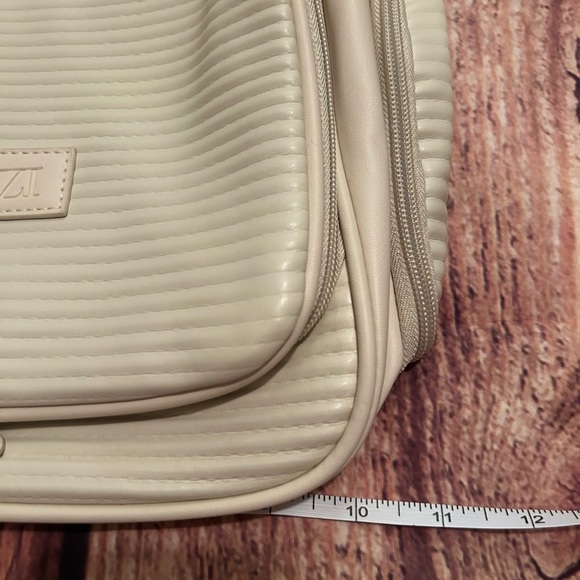 Dezi Pavk It All Multi Purpose Travel Tote in Off White - Picture 2 of 5